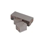Een ruwe, zilverachtige bismut kristal met geometrische vormen.