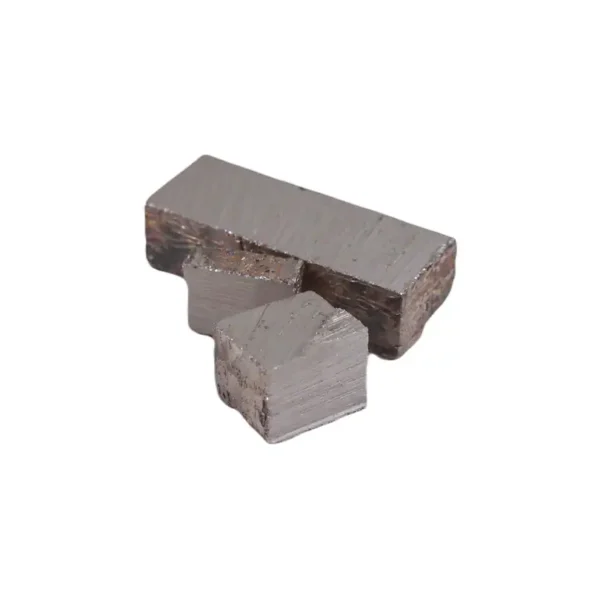 Een ruwe, zilverachtige bismut kristal met geometrische vormen.