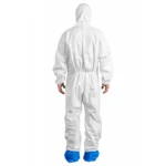 Witte PROTEC Classic beschermoverall met capuchon, gedragen door man met blauwe overschoenen