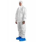 Witte PROTEC Classic beschermoverall met capuchon, gedragen door man met blauwe overschoenen