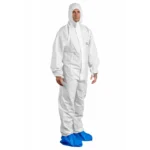 Witte PROTEC Classic beschermoverall met capuchon, gedragen door man met blauwe overschoenen