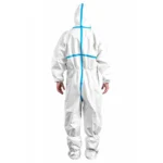 Man draagt een wit Protec Plus chemisch beschermpak met blauwe getapete naden, capuchon en elastische afwerking.