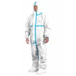 Man draagt een wit Protec Plus chemisch beschermpak met blauwe getapete naden, capuchon en elastische afwerking.
