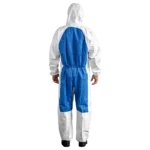 Man in Protec Comfort wit/blauw chemisch beschermpak met capuchon en elastische afwerking.