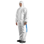 Man in Protec Comfort wit/blauw chemisch beschermpak met capuchon en elastische afwerking.