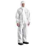Man in Protec Comfort wit/blauw chemisch beschermpak met capuchon en elastische afwerking.