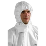 Man in Protec Comfort wit/blauw chemisch beschermpak met capuchon en elastische afwerking.