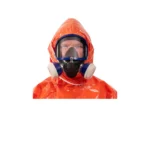 Close-up van persoon met gasmasker en capuchon van oranje ProChem I CLF beschermpak.