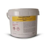 Emmer met 1 kg fijn wit kaliumnitraatpoeder.