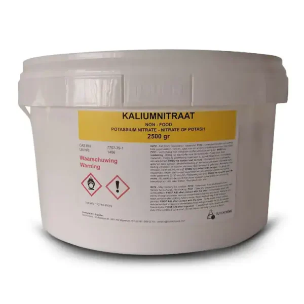 Emmer met 2,5 kg fijn wit kaliumnitraatpoeder.