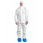 Witte PROTEC Classic beschermoverall met capuchon, gedragen door man met blauwe overschoenen