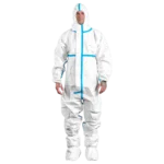 Man draagt een wit Protec Plus chemisch beschermpak met blauwe getapete naden, capuchon en elastische afwerking.