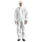 Man in Protec Comfort wit/blauw chemisch beschermpak met capuchon en elastische afwerking.