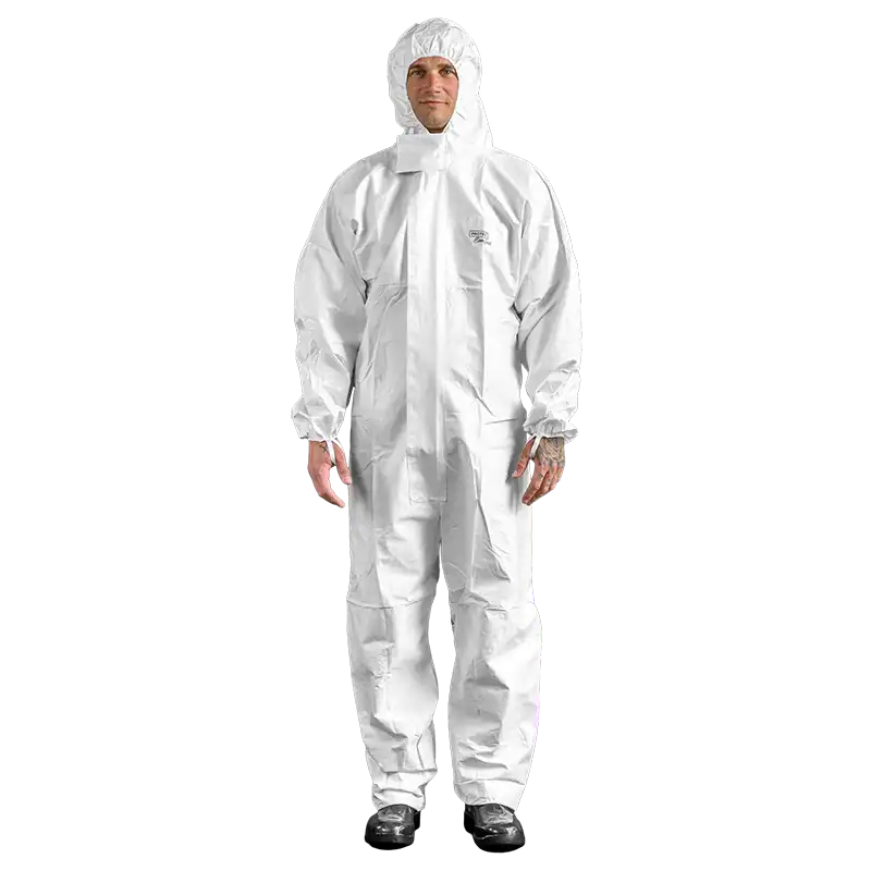 Man in Protec Comfort wit/blauw chemisch beschermpak met capuchon en elastische afwerking.