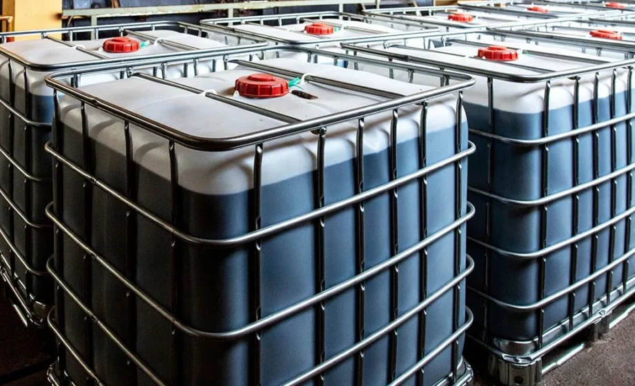 IBC-containers met vloeibare chemicalien voor bulkverpakking