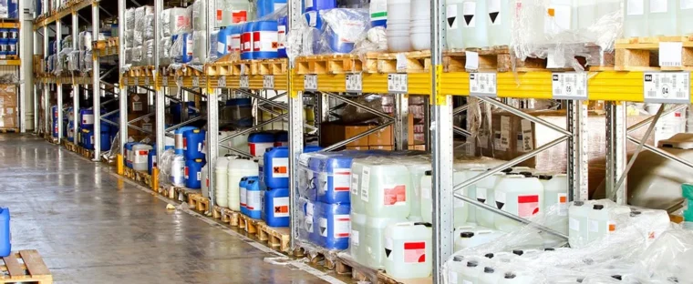 Magazijn met pallets en jerrycans met chemische producten