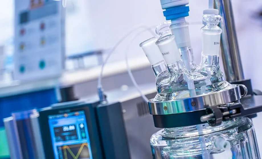 Laboratoriumopstelling met glazen reactor en chemische apparatuur